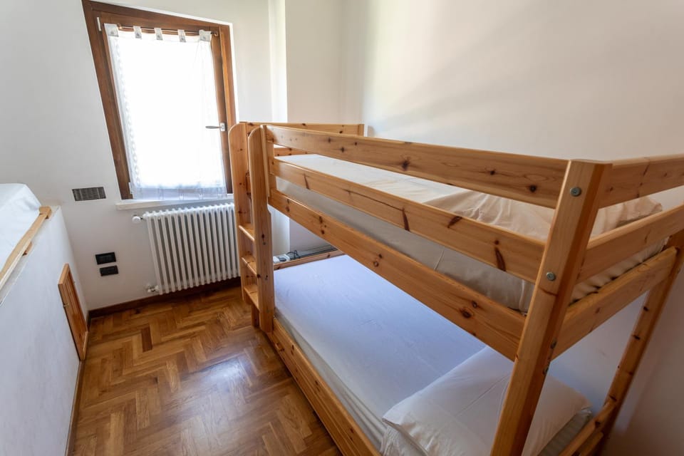 Bedroom, bunk bed