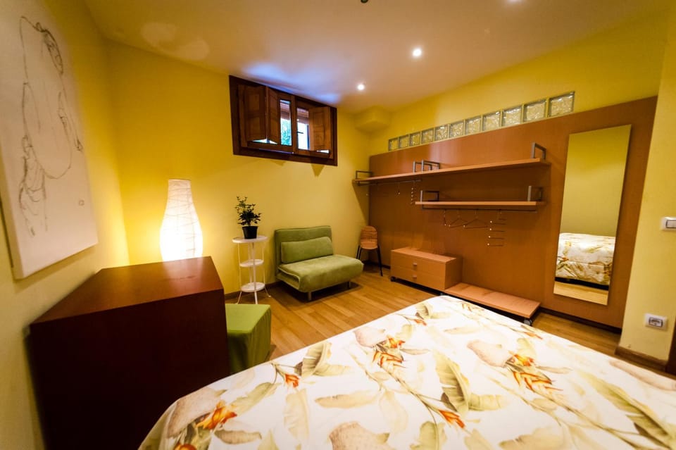 Bed, Day, Photo of the whole room, Photo of the whole room