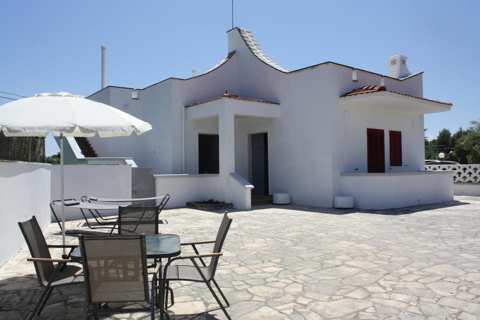 Property building, Patio, Day, Balcony/Terrace