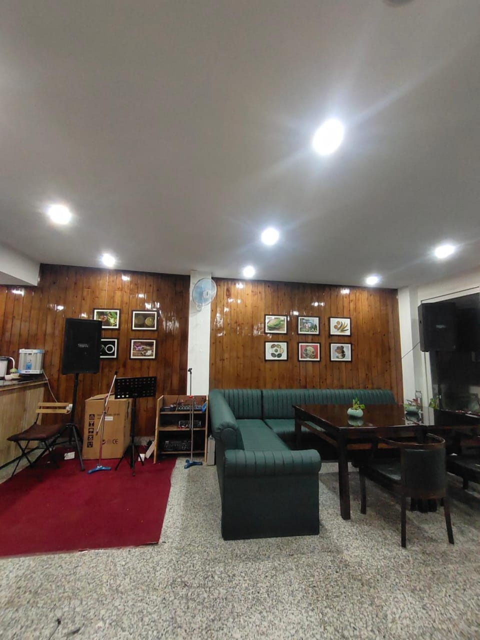 Restaurant/places to eat, Dining area