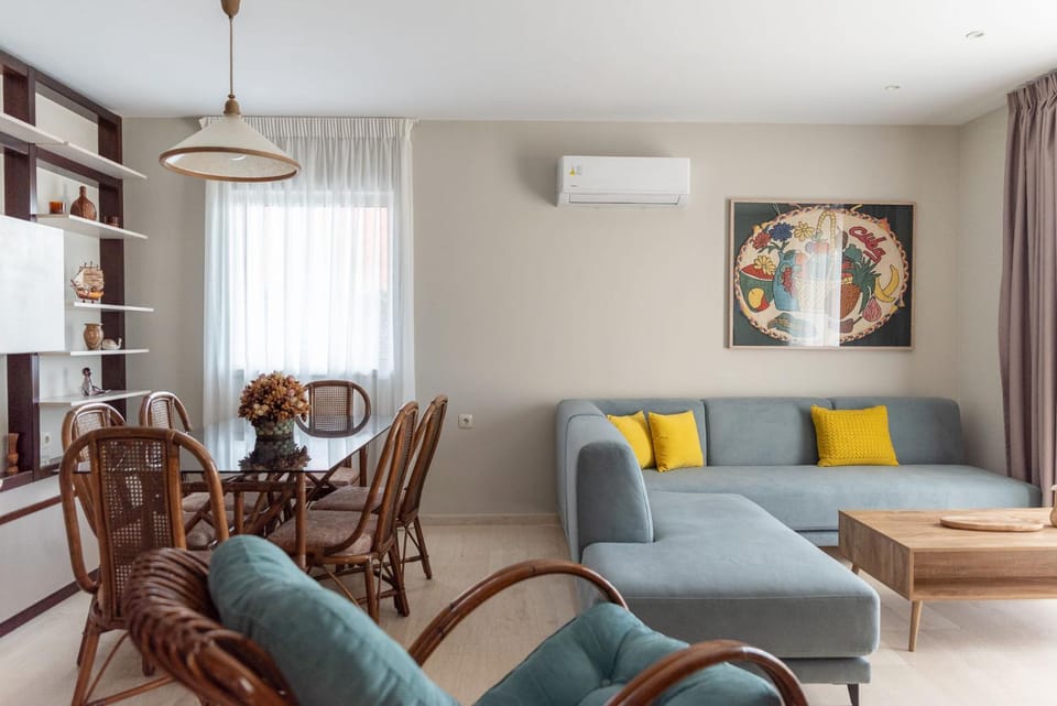 Living room, Seating area, Dining area, air conditioner
