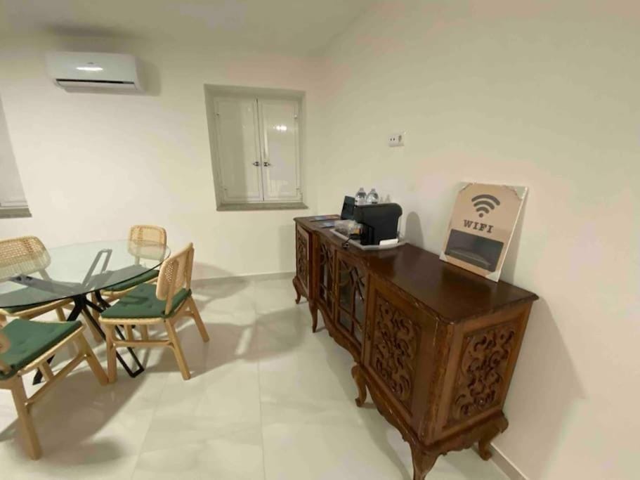 Kitchen or kitchenette, Dining area, air conditioner