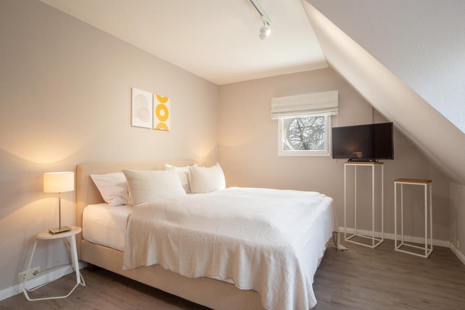 Bed, TV and multimedia, Photo of the whole room, Bedroom