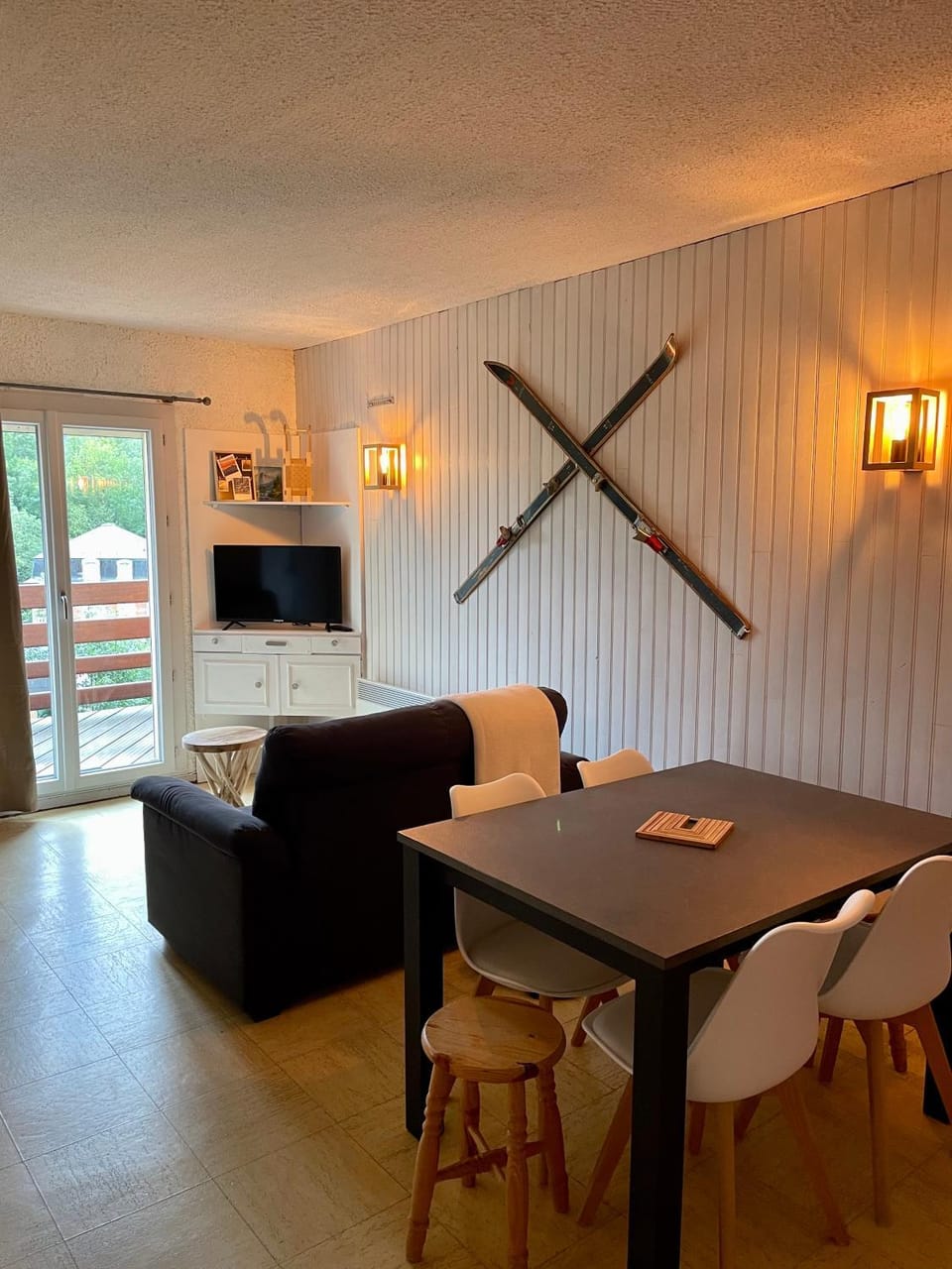 Seating area, Dining area