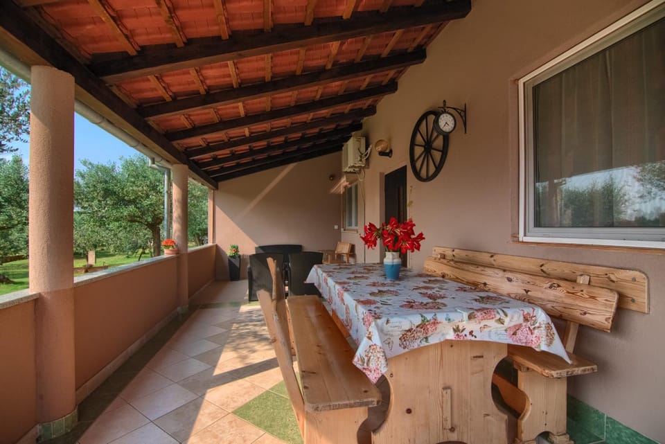 Day, Seating area, Dining area
