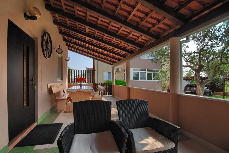Property building, Day, Balcony/Terrace, Seating area, Dining area