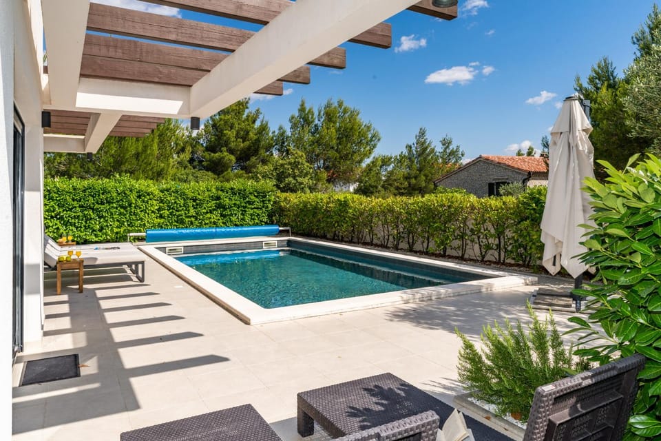Day, Pool view, Swimming pool, sunbed