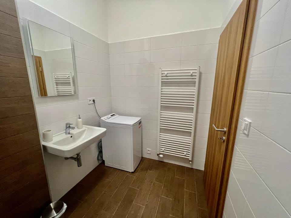Apartment Yellow Rose, Perfect Location with Free Parking, 24h Checkin & Balcony Apartment in Slovakia