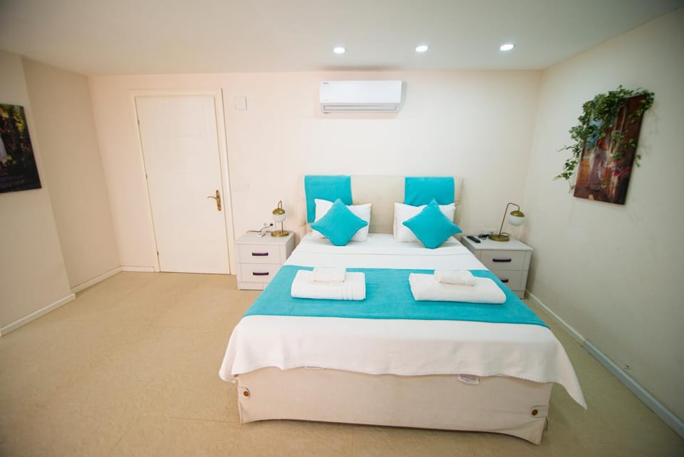 Bed, TV and multimedia, Bedroom, towels, air conditioner