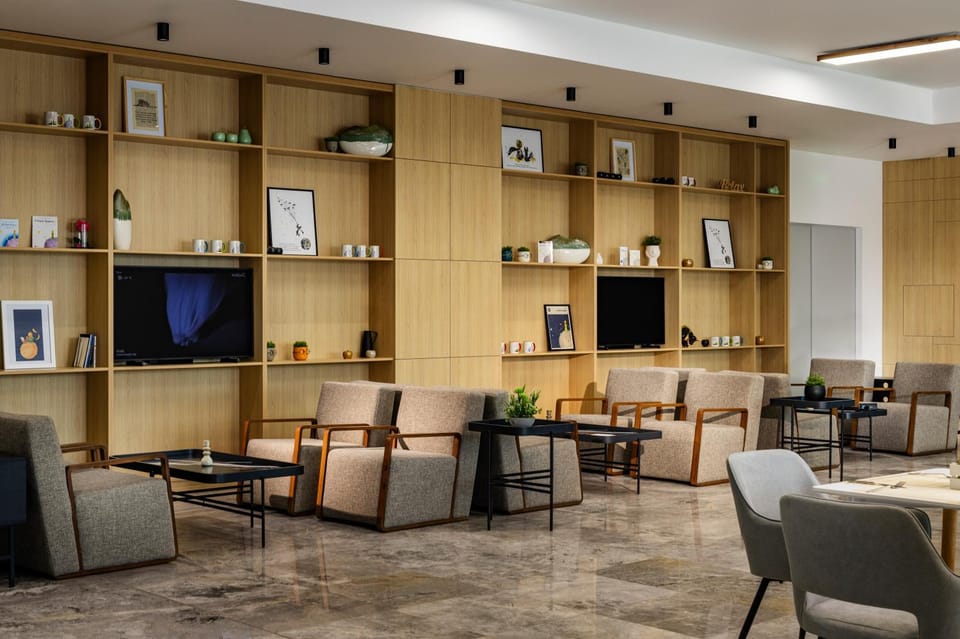 Restaurant/places to eat, TV and multimedia, Coffee/tea facilities, Lounge or bar, Seating area, Breakfast