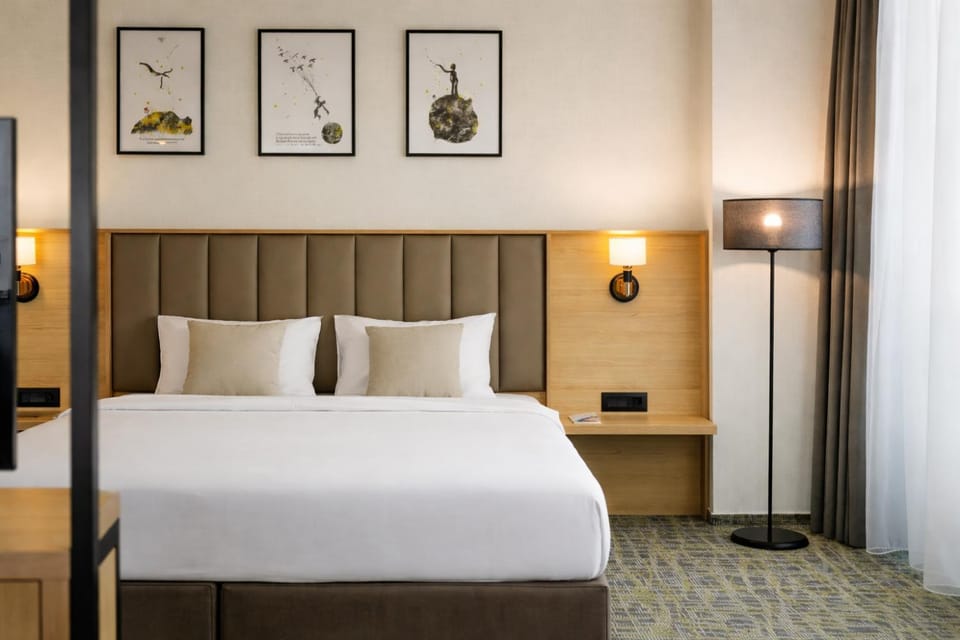 Bed, Coffee/tea facilities, Bedroom, Street view, safe