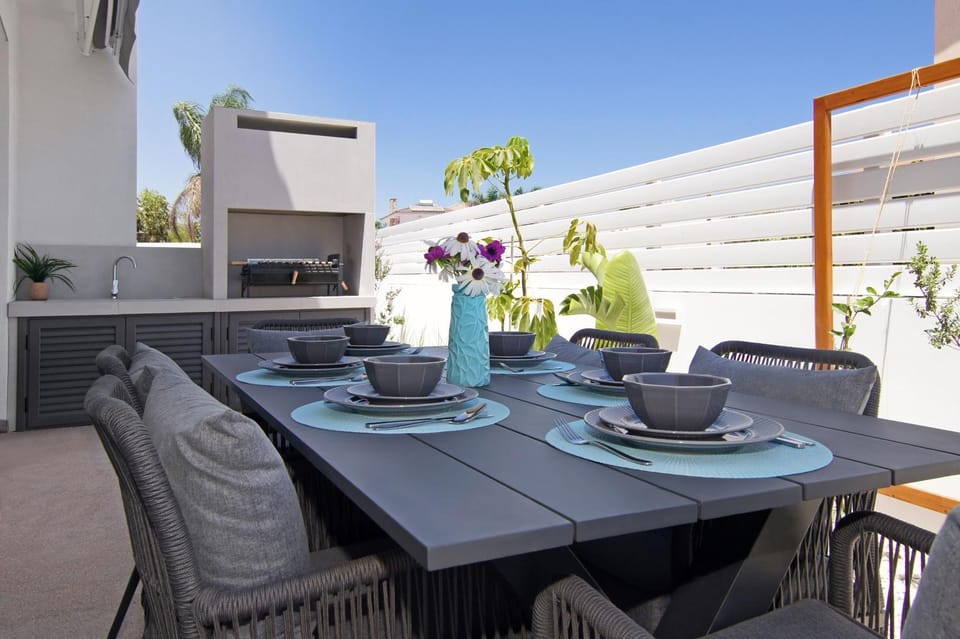 Patio, Day, BBQ facilities, Dining area