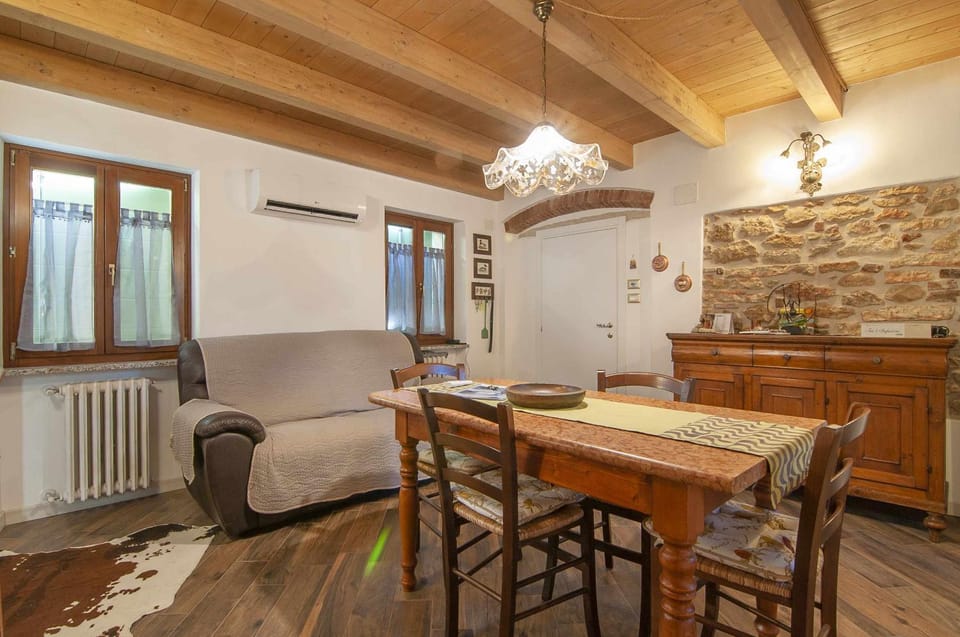 Living room, Seating area, Dining area, internet