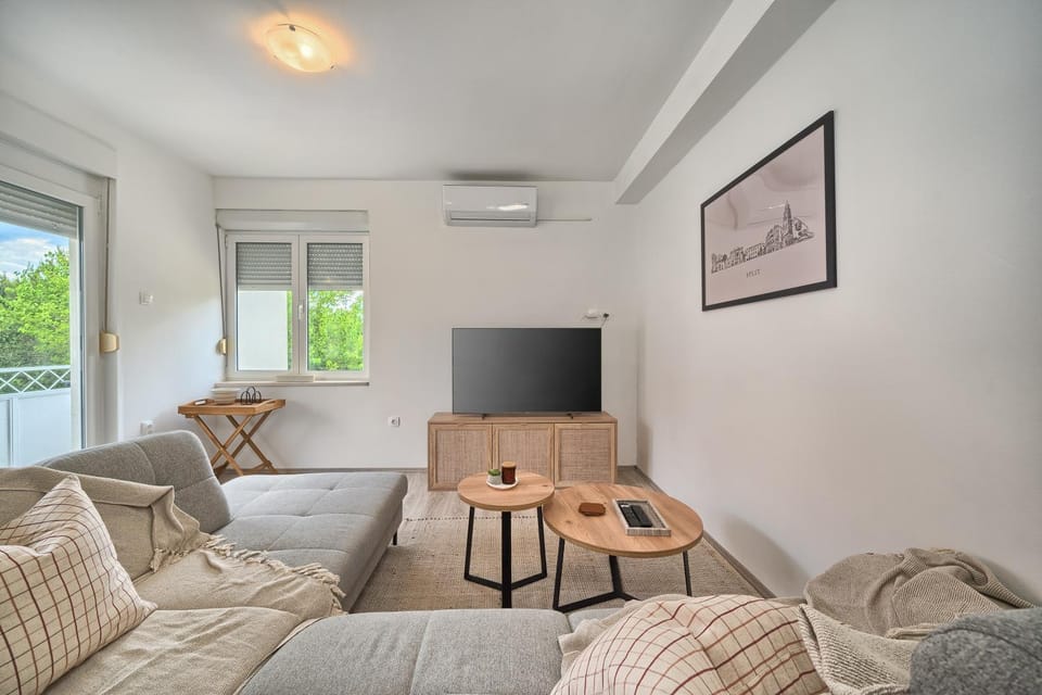 A 2 spacious apt w big balcony 4 min walk to beach Apartment in Split