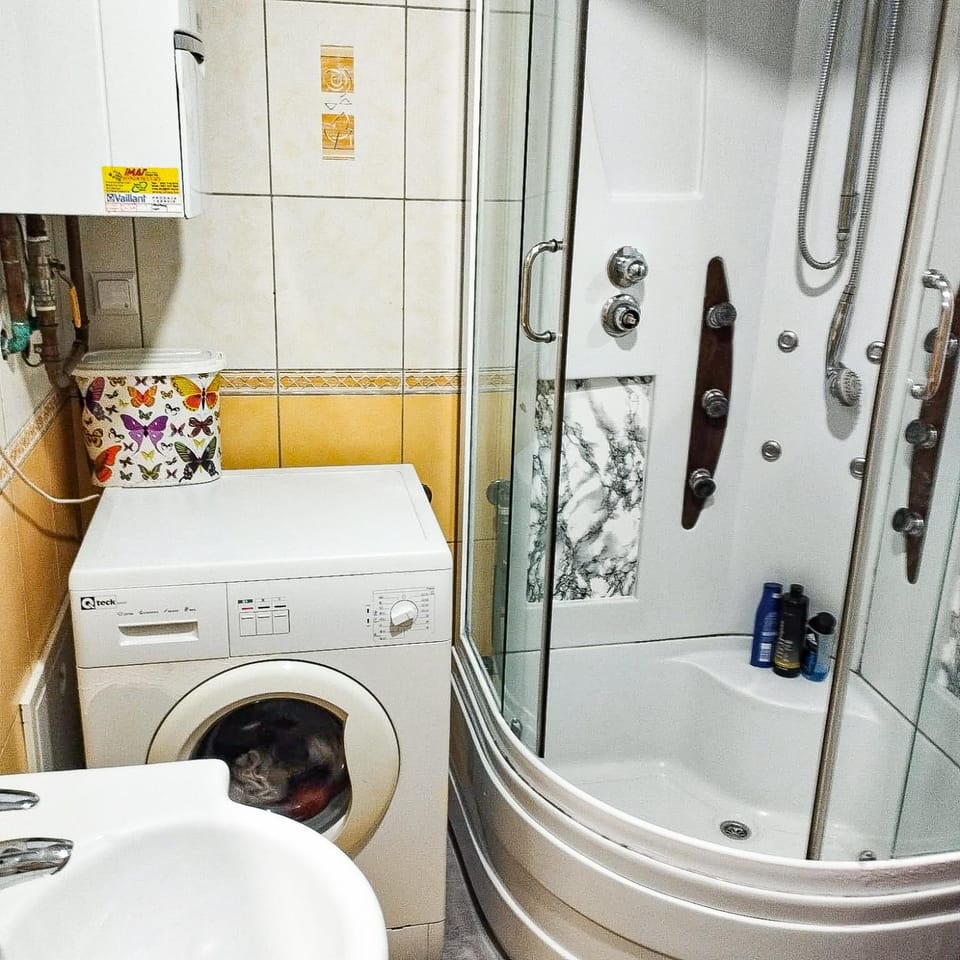 Shower, Bathroom, towels, washing machine