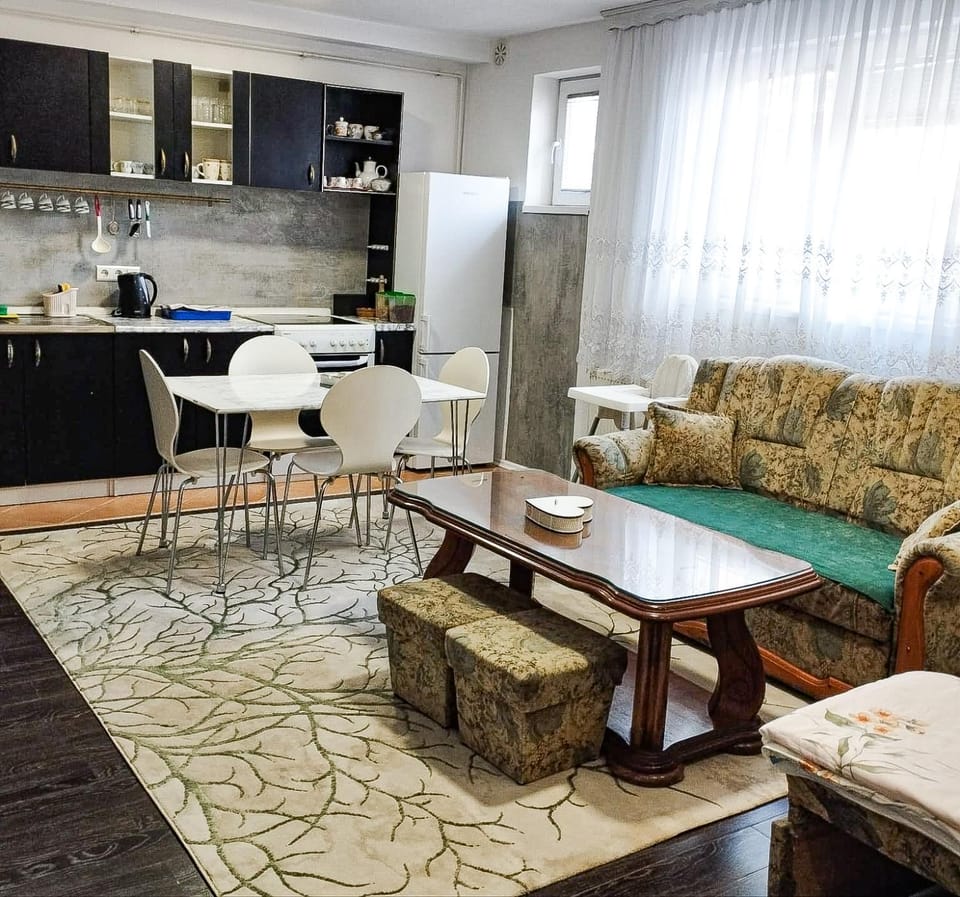 Kitchen or kitchenette, Living room, Seating area, Non alcoholic drinks, Non alcoholic drinks