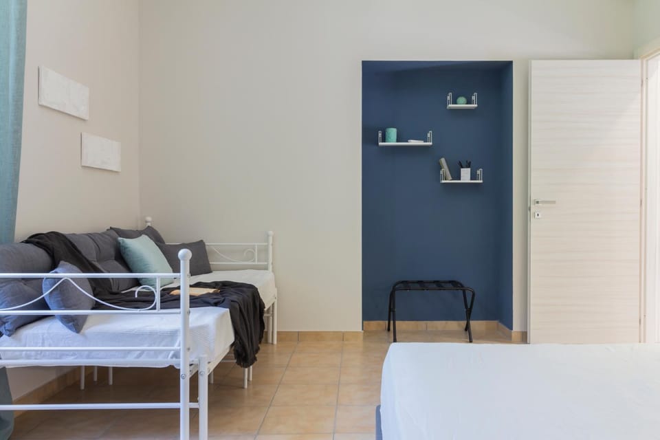 Bed, Living room, Photo of the whole room, Seating area, Bedroom