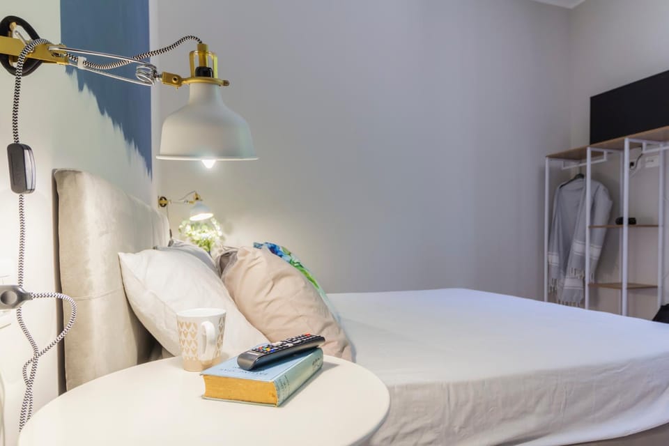 Bed, TV and multimedia, Photo of the whole room, Bedroom, towels