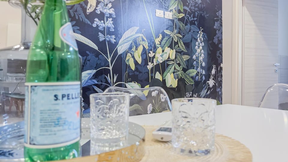 Food and drinks, Dining area, Drinks, Alcoholic drinks