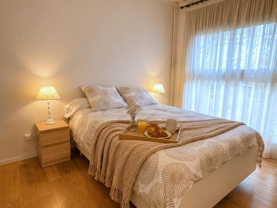 Bed, Photo of the whole room, Bedroom, towels