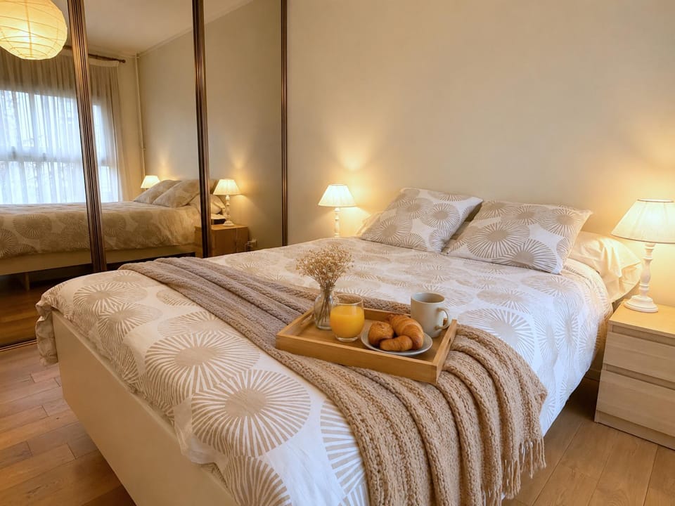 Bed, Food and drinks, Photo of the whole room, Bedroom, Food, towels
