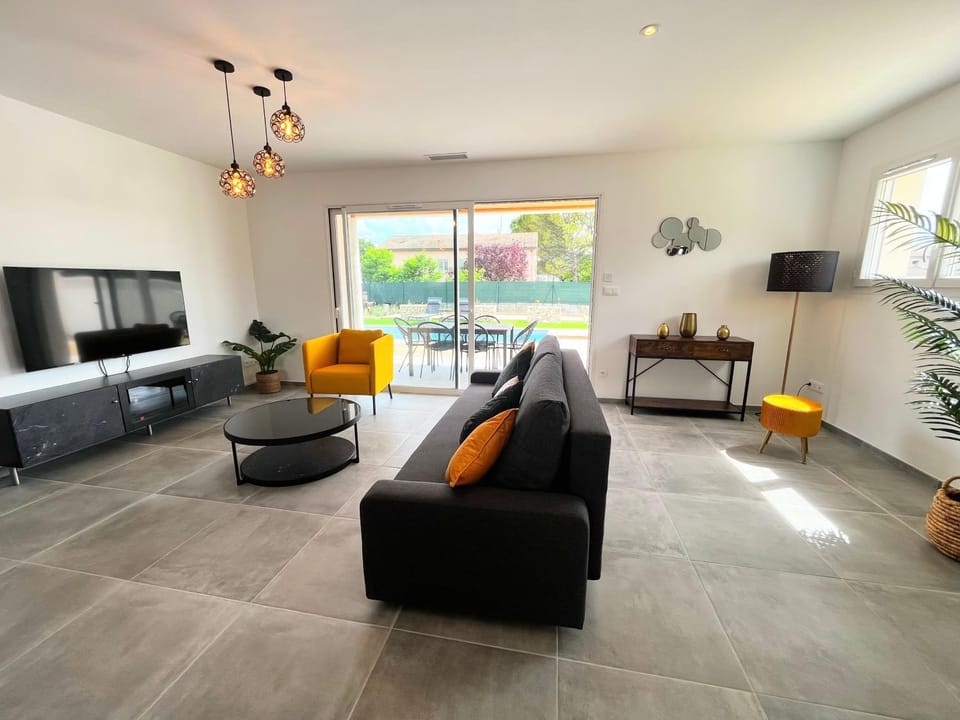 Communal lounge/ TV room, TV and multimedia, Living room, Seating area, Evening entertainment