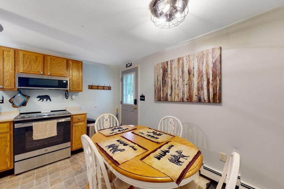 Kitchen or kitchenette, Dining area
