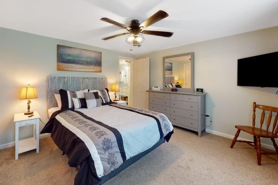 Bed, TV and multimedia, Bedroom