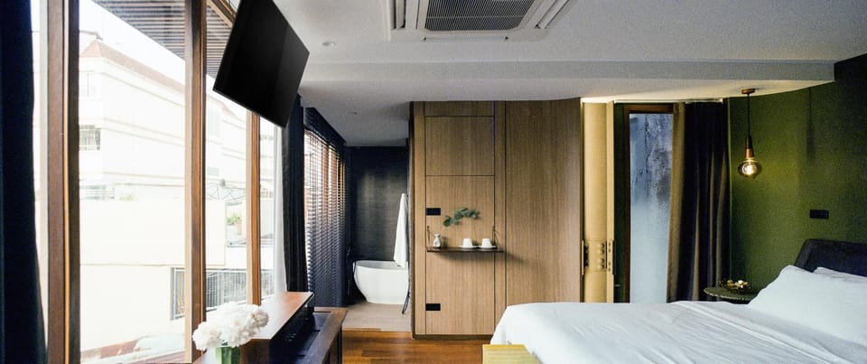 Bed, TV and multimedia, Bedroom