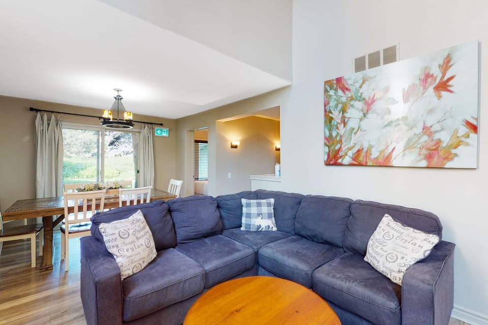 Cozy Sierra Lane Retreat, Steps to BM Village! House in Grey Highlands