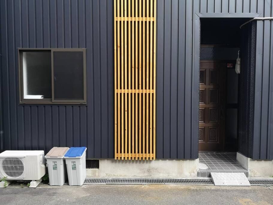 Rakuto通天閣201,特價2室1厅,日本橋難波心斎橋1站, 車站3分,緊鄰通天閣, 直達關西機場大阪城USJ京都 Apartment in Osaka