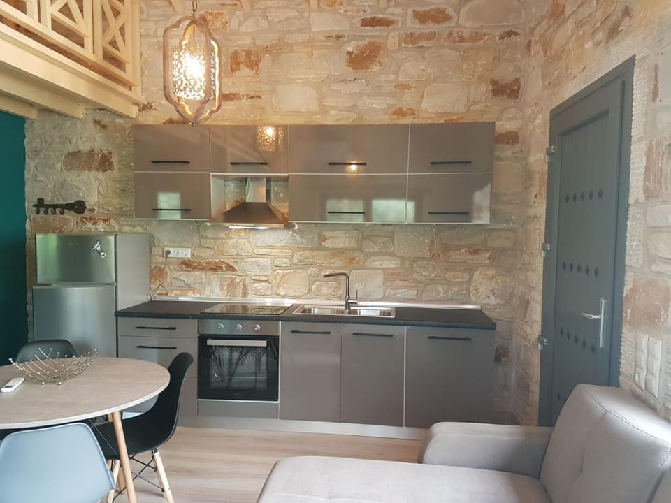 Kitchen or kitchenette, Dining area, pet friendly, stove