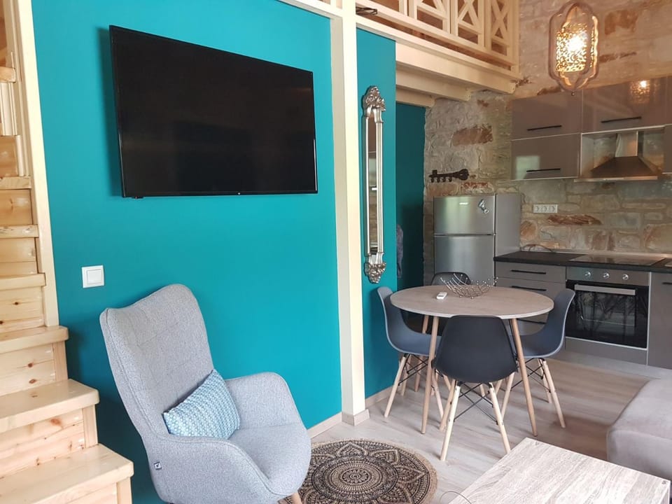 TV and multimedia, Kitchen or kitchenette, Living room, Seating area, Dining area, pet friendly, stove