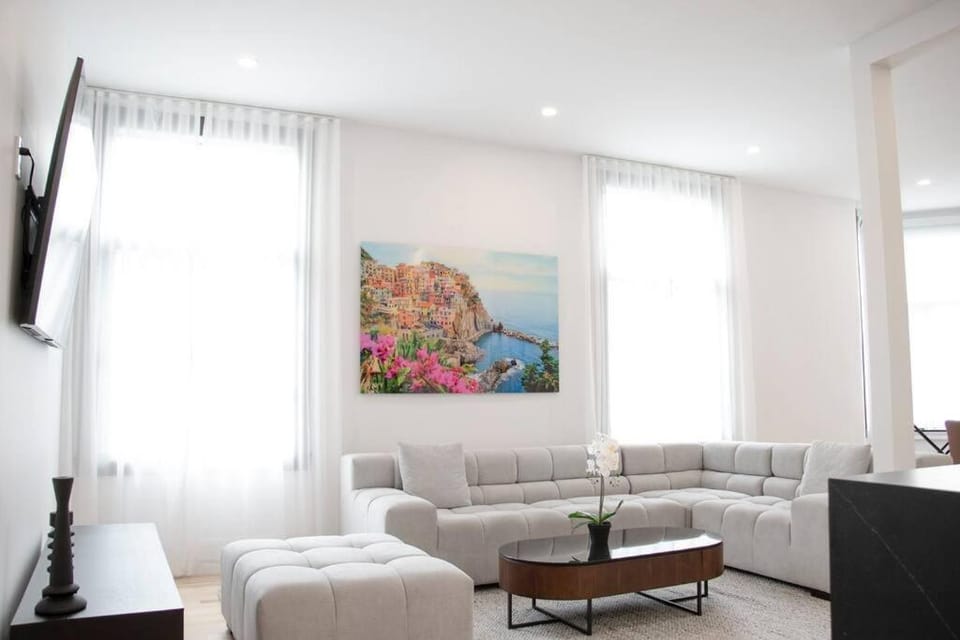 Upscale 3-Bedroom Entire Unit in the Trendy Plateau Mont-Royal featuring A Magazine-Worthy Kitchen & Opulent Living Spaces - Apt 1 Apartment in Laval