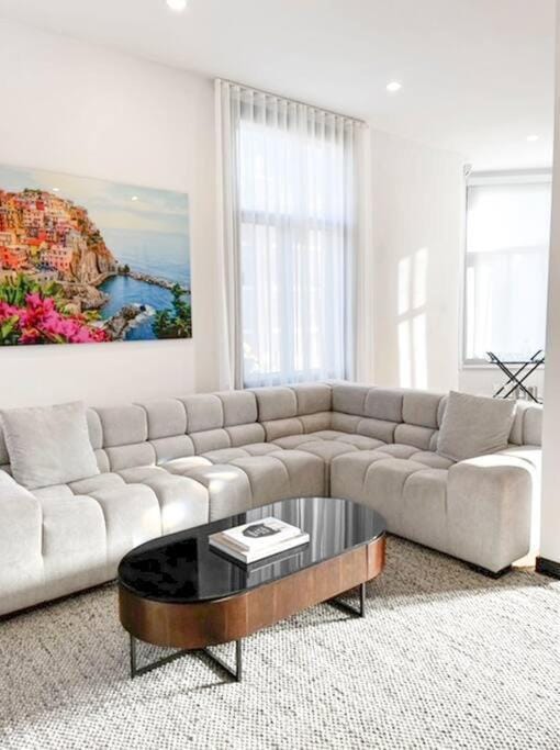 Upscale 3-Bedroom Entire Unit in the Trendy Plateau Mont-Royal featuring A Magazine-Worthy Kitchen & Opulent Living Spaces - Apt 1 Apartment in Laval