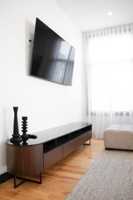 Upscale 3-Bedroom Entire Unit in the Trendy Plateau Mont-Royal featuring A Magazine-Worthy Kitchen & Opulent Living Spaces - Apt 1 Apartment in Laval