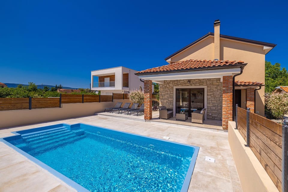 Property building, Swimming pool, sunbed