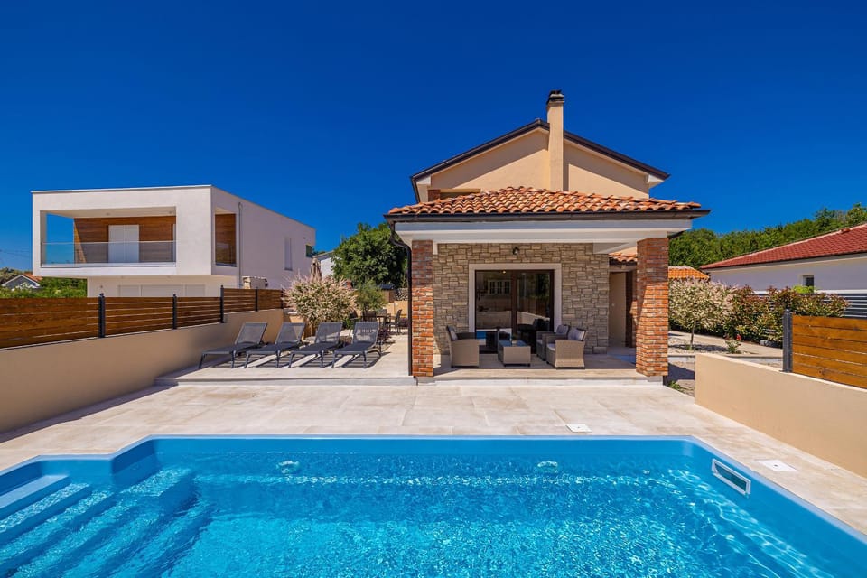 Property building, Swimming pool, sunbed
