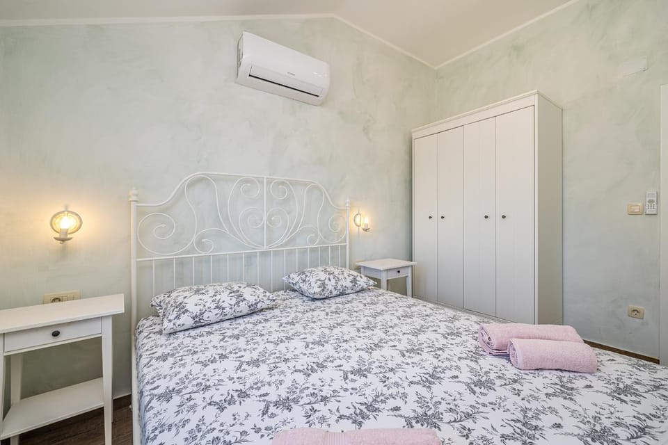 Bed, Bedroom, towels, air conditioner