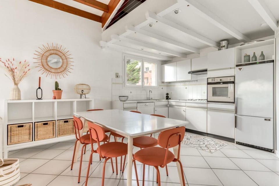 Kitchen or kitchenette, Dining area, oven, stove