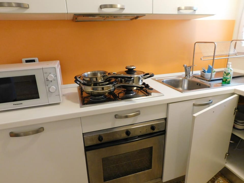 Kitchen or kitchenette, minibar, stove