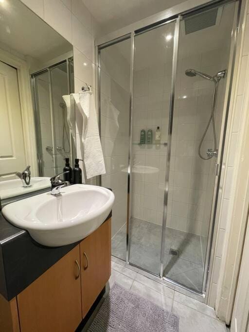 Shower, Bathroom, towels