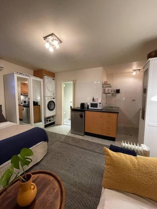 Kitchen or kitchenette, minibar