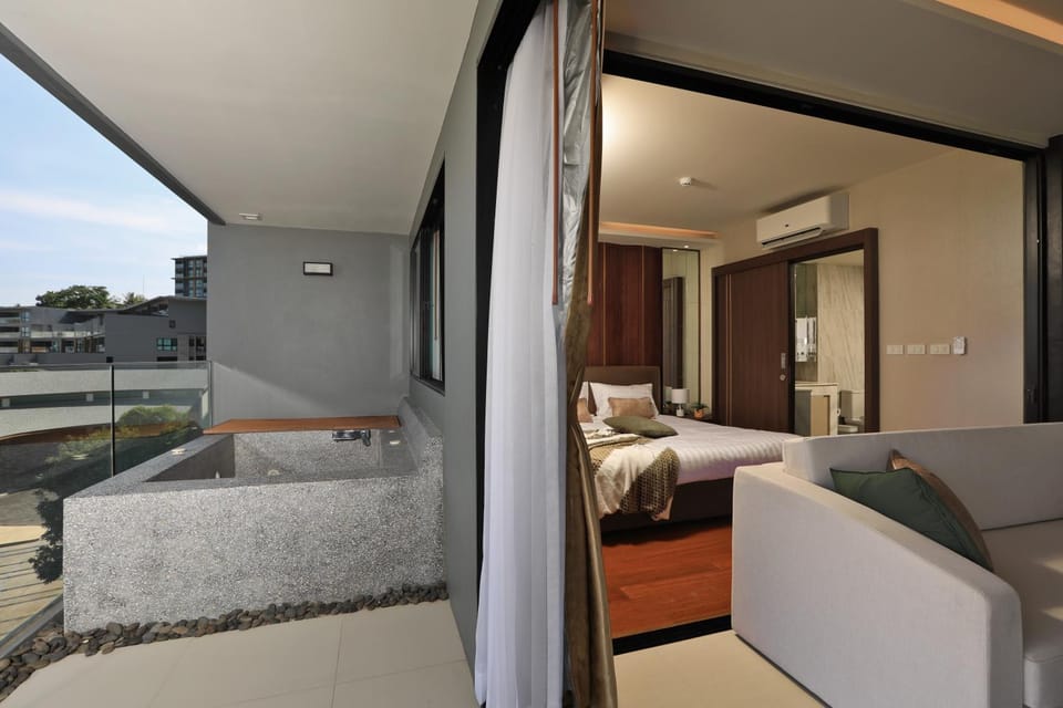 Bed, Hot Tub, View (from property/room), Balcony/Terrace, Living room, Seating area, Bedroom