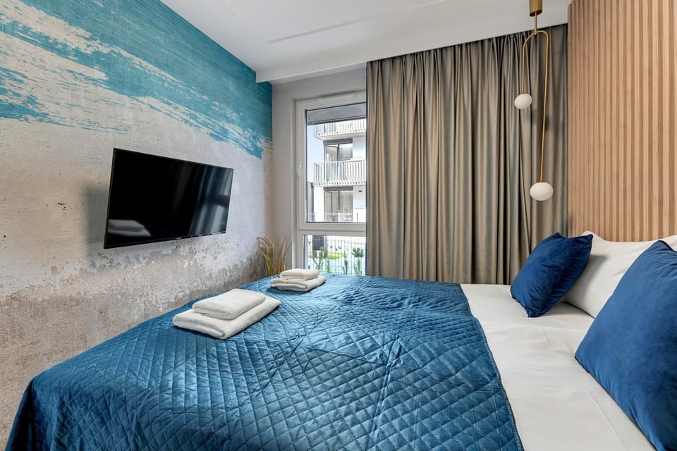 Bed, TV and multimedia, Bedroom