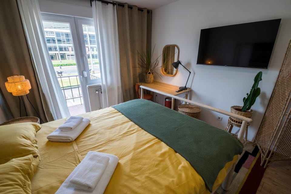 Bed, TV and multimedia, Photo of the whole room, Bedroom