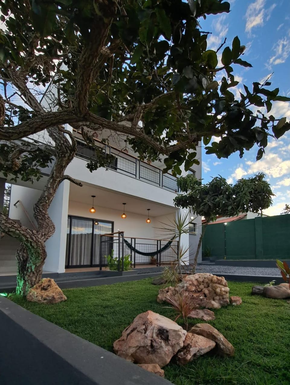 Property building, Facade/entrance, Day, Garden, Balcony/Terrace