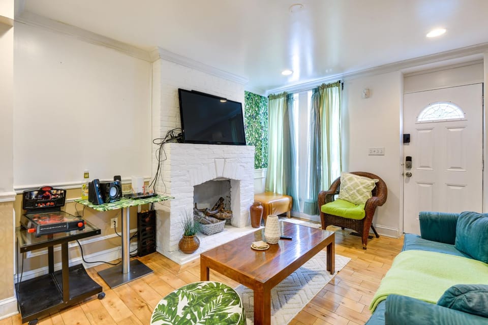 Quirky Baltimore Townhome ~ 2 Mi to Inner Harbor House in Baltimore