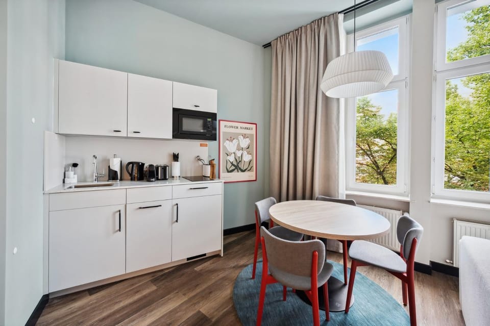 Coffee/tea facilities, Kitchen or kitchenette, Seating area