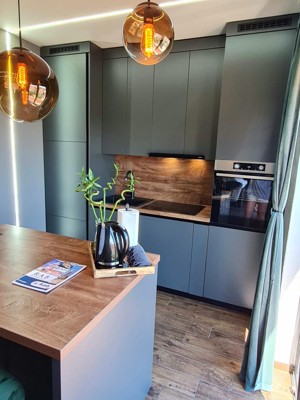 Kitchen or kitchenette, pet friendly, stove